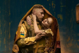 The romantic story behind a Russian photographer’s version of Klimt’s Kiss painting, restaged for Ukraine